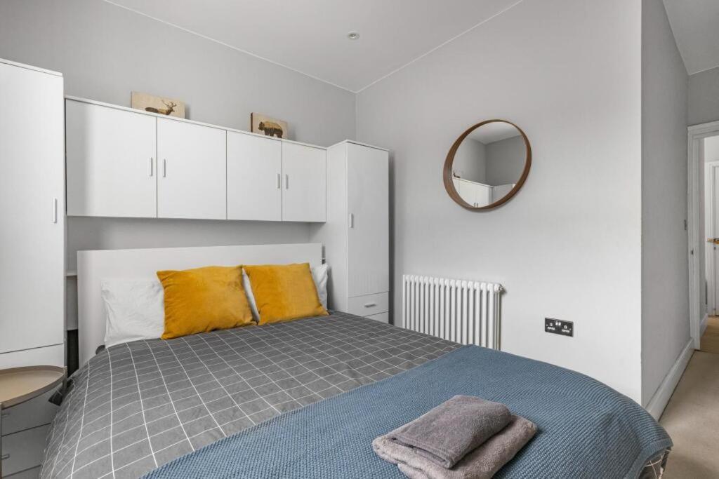 Brilliant 2 Bed - Spacious, & Well-connected Апартаменты *